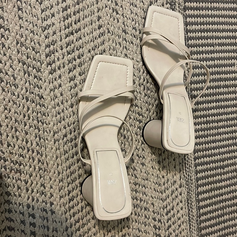 Beautiful Zara round heels
